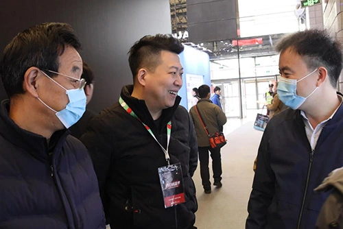 Des experts dans la personnalisation des solutions de production et d'application pour le matériau d'isolation sous vide assistent à AWE2024 à Shanghai